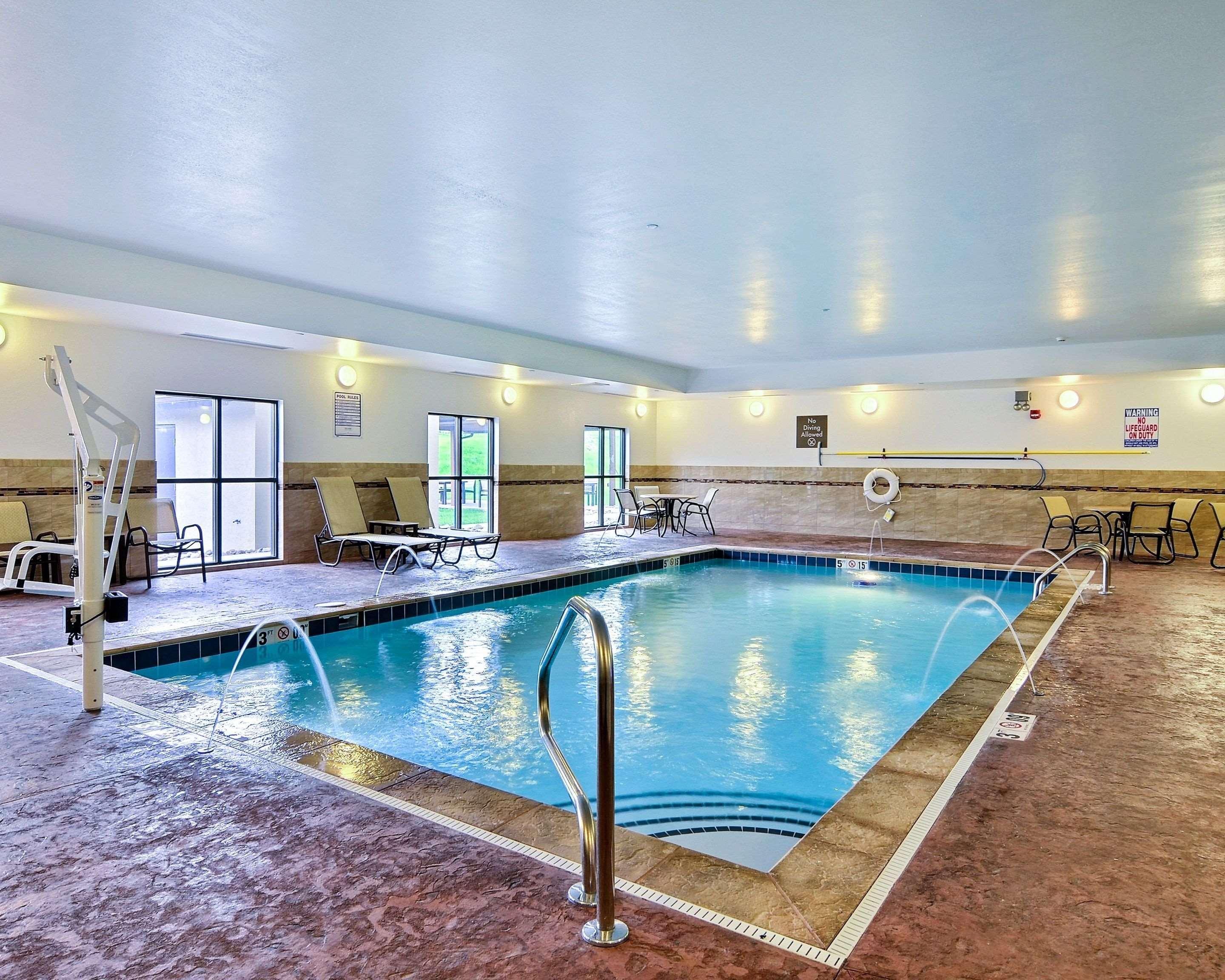 Comfort Suites Uniontown Buitenkant foto