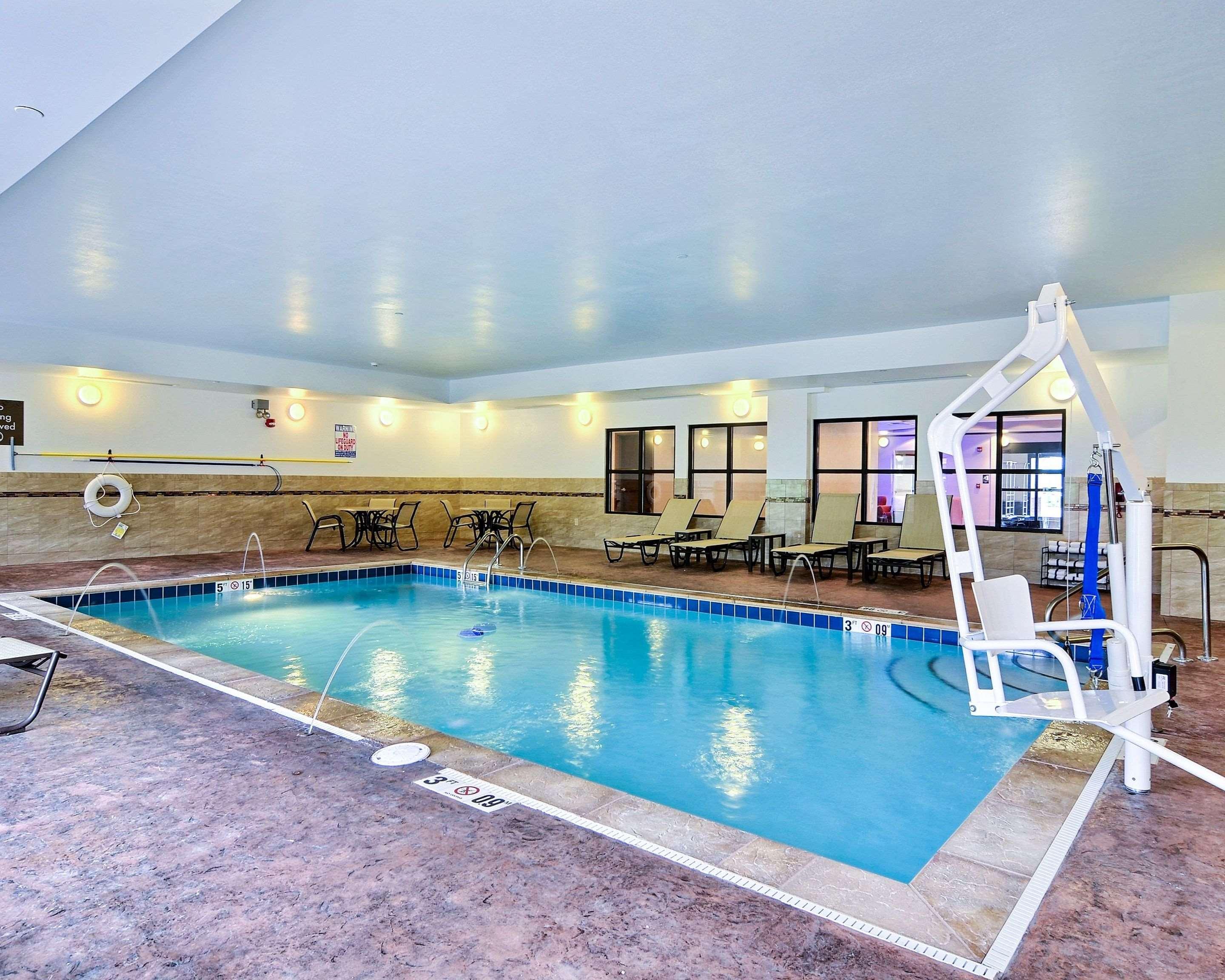 Comfort Suites Uniontown Buitenkant foto