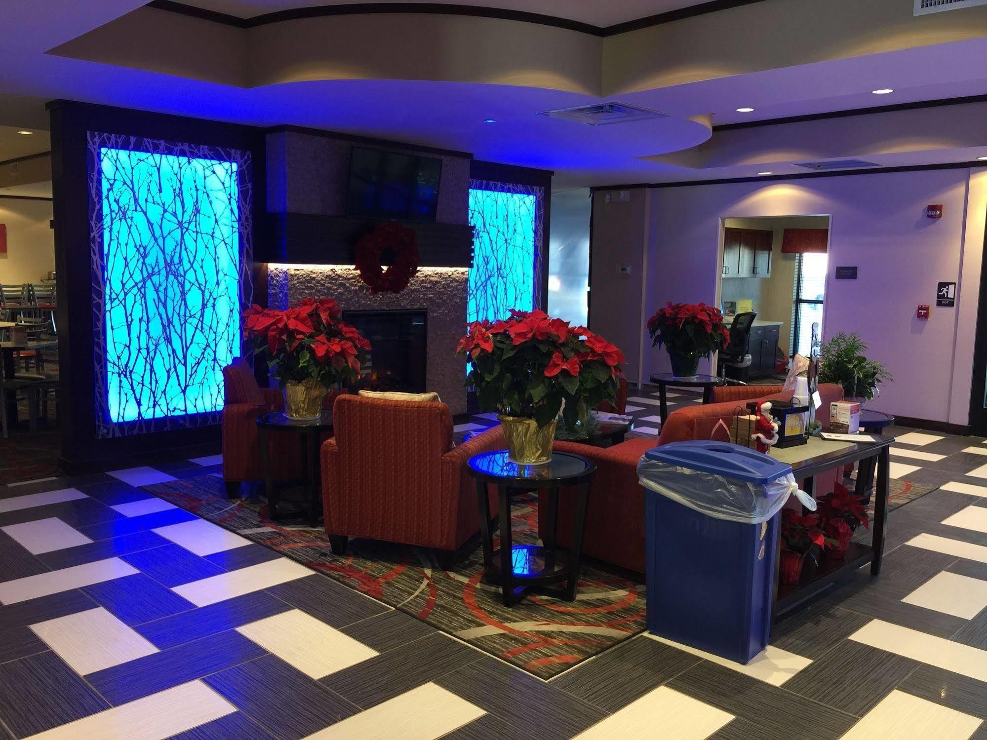 Comfort Suites Uniontown Buitenkant foto